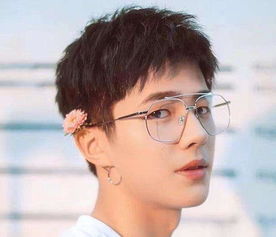 眾男神戴眼鏡 肖戰變化大，他卻讓網友直呼'心動的感覺'