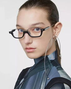 哥哥們，請(qǐng)用眼鏡“殺”我——論眼鏡的魅力與符號(hào)學(xué)